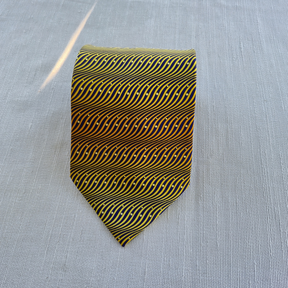 Gucci Silk Tie Made in Italy , Classic Wide Blade Gold & Navy Geometric Pattern